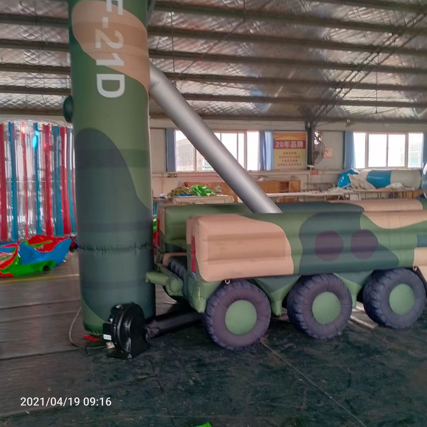 安溪军事演习中的充气目标车辆：模拟发射车雷达车坦克飞机